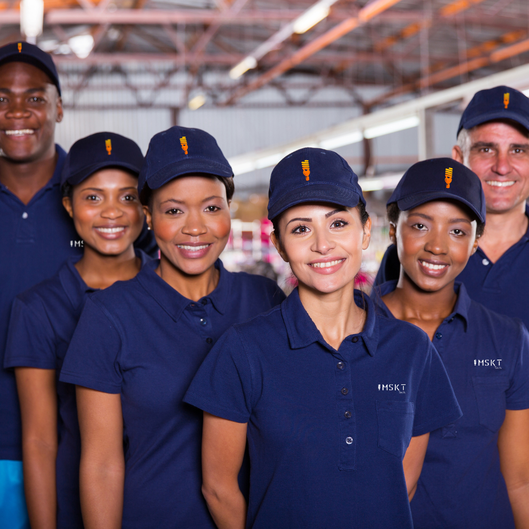 Equipe MSKT uniformizada em ambiente corporativo